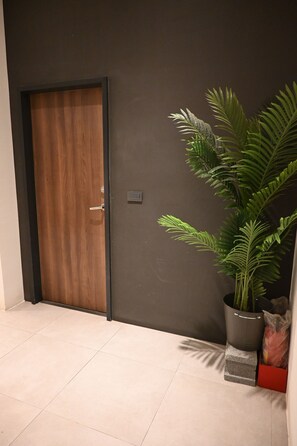 ห้องซูพีเรียดับเบิล, ระเบียง | บริเวณนั่งเล่น | ทีวีจอแบน 43 นิ้ว พร้อมช่องดิจิตอล