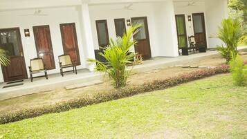 Desk, soundproofing, free WiFi, bed sheets