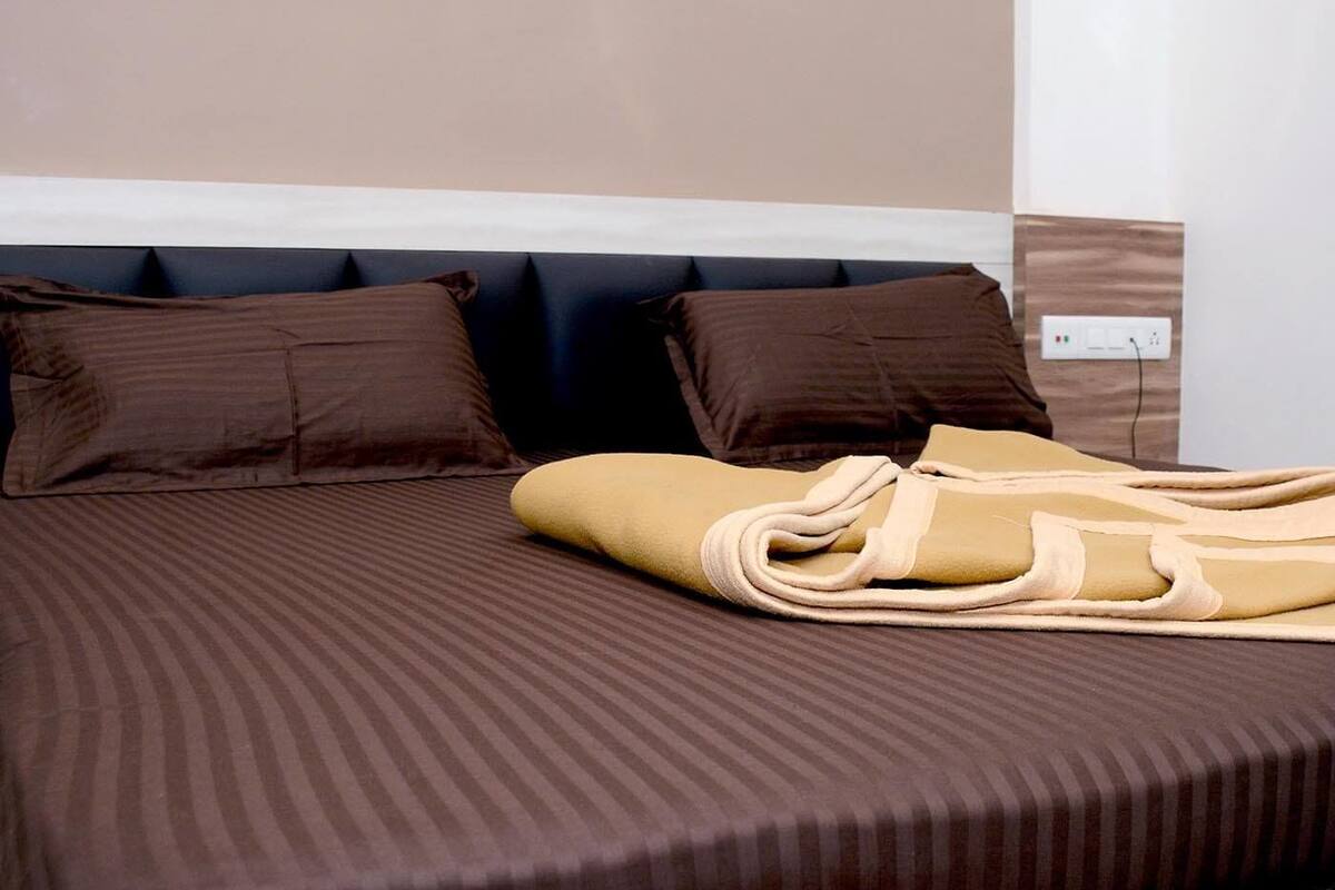 Basic-Doppelzimmer | Hochwertige Bettwaren, Daunenbettdecken, Verdunkelungsvorhänge