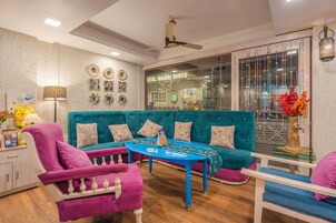 Una televisión de pantalla plana