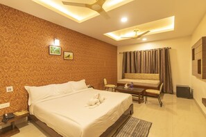 Skrivebord, blendingsgardiner, wi-fi (inkludert) og sengetøy