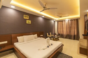 Super Deluxe AC | Desk, blackout drapes, free WiFi, bed sheets