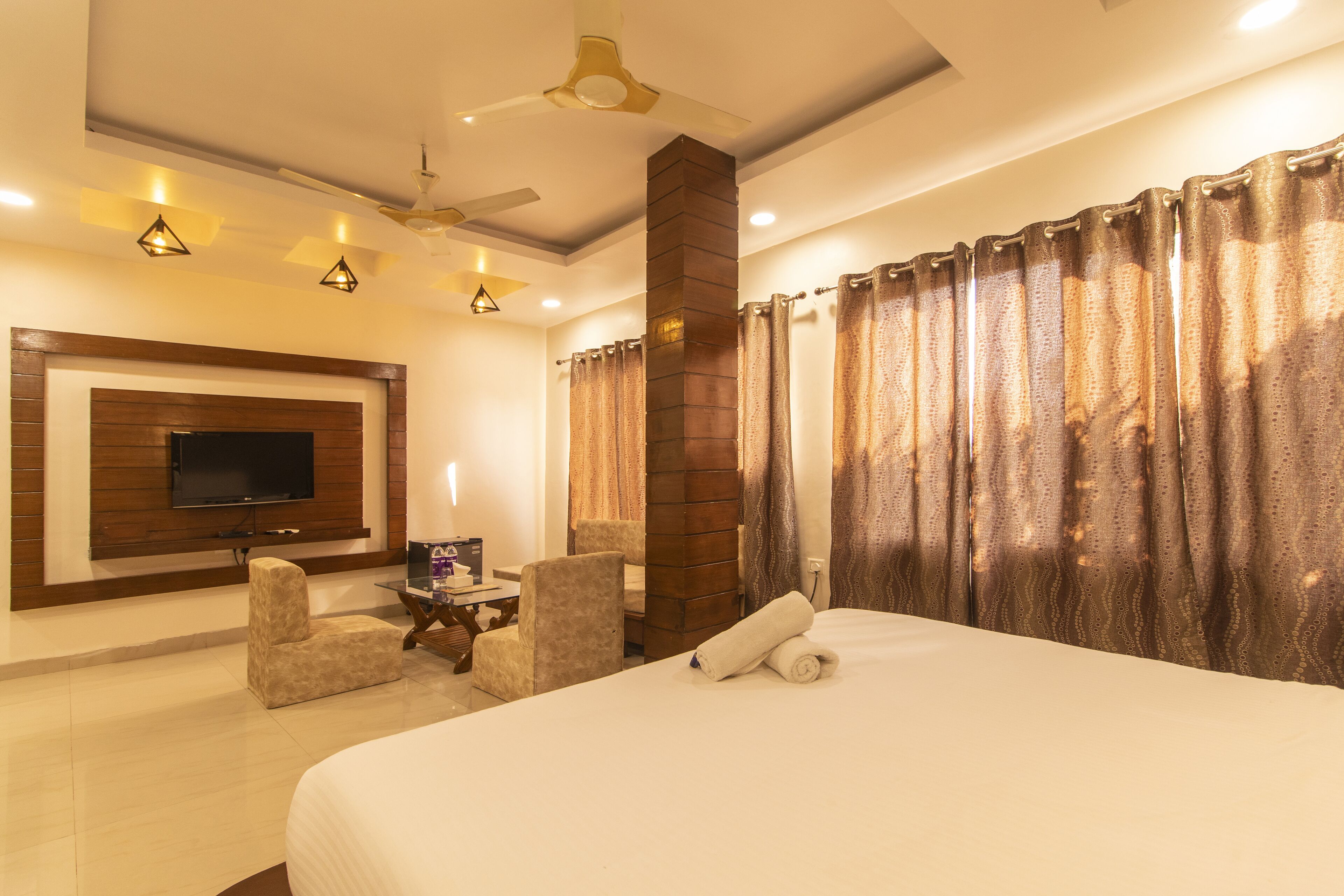 Super Deluxe AC | Desk, blackout curtains, free WiFi, bed sheets