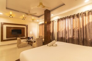 Super Deluxe AC | Meja kerja, tirai kedap cahaya, Wi-Fi gratis, dan seprai linen