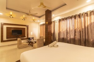 Super Deluxe AC | Desk, blackout drapes, free WiFi, bed sheets