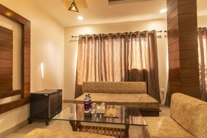 Super Deluxe AC | Skrivebord, blendingsgardiner, wi-fi (inkludert) og sengetøy