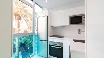 Frigorífico, microondas, horno y lavavajillas