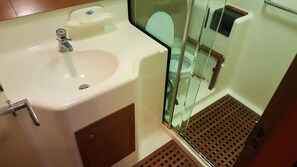 Deluxe Room | Bathroom | Shower, hair dryer, towels, soap - Marine City Yacht Club Stay (Busan)