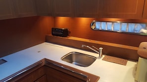 Deluxe Room | Private kitchen | Fridge, stovetop, rice cooker, cookware/dishes/utensils