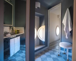 Secador de pelo, batas, pantuflas, bidet
