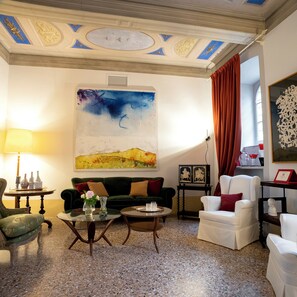 Lobby sitting area - Albergo Pietrasanta (Pietrasanta)