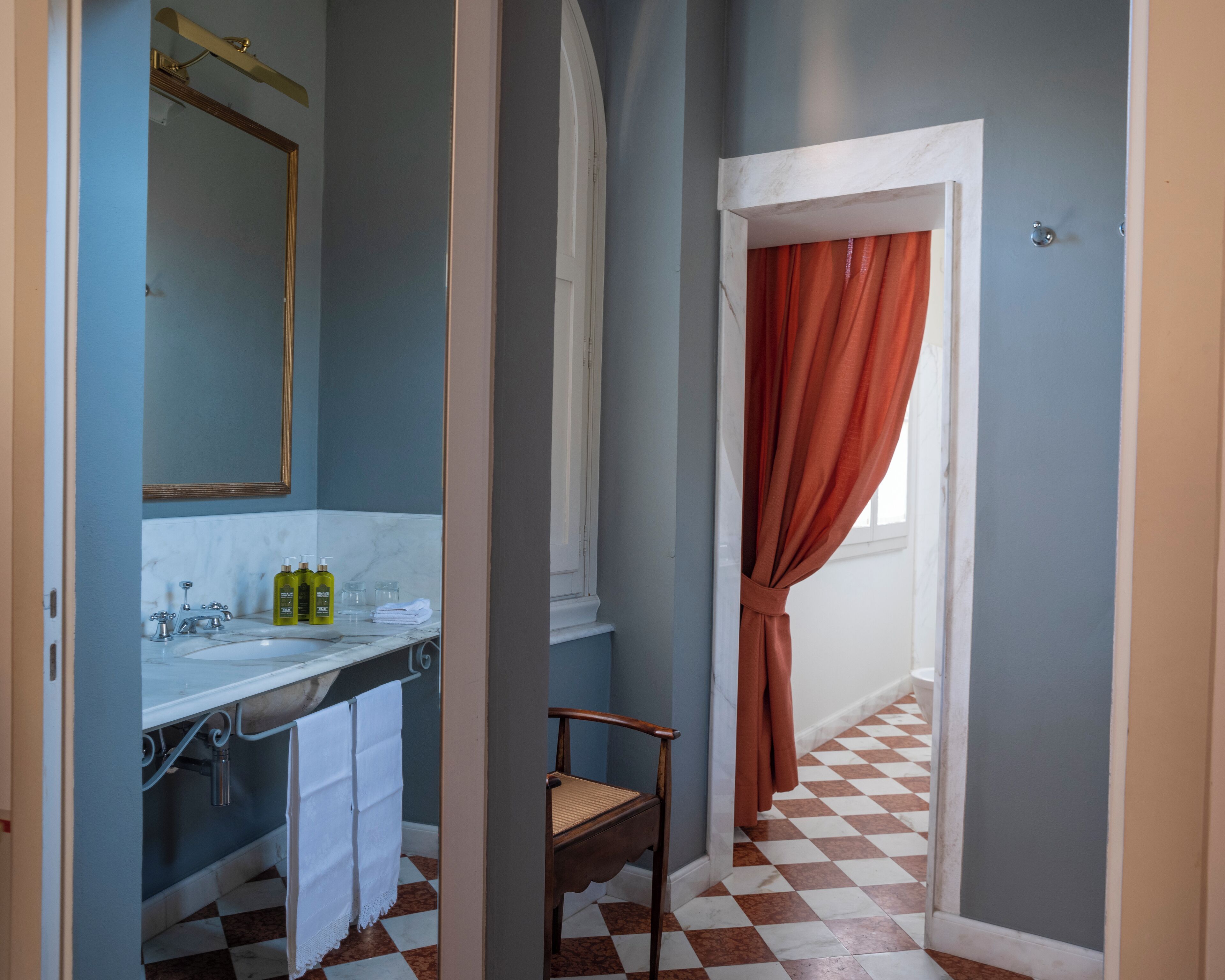 Un bagno con lavandino, specchio e articoli da toilette.