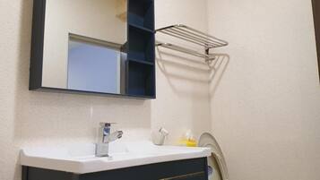 Douche, articles de toilette gratuits, sèche-cheveux, chaussons