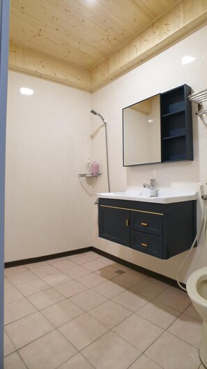 淋浴設備、免費盥洗用品、吹風機、拖鞋