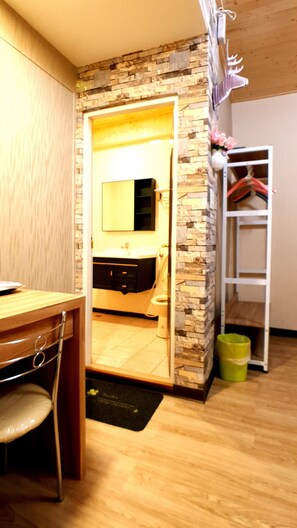 基本雙人房, 1 間臥室, 私人浴室 | 迷你吧、書桌、遮光布/窗簾、隔音