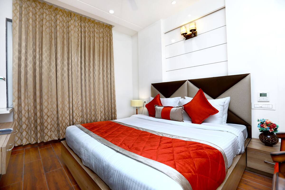 Quarto executivo, 1 cama King | Lençóis italianos Frette, roupas de cama premium, escrivaninha