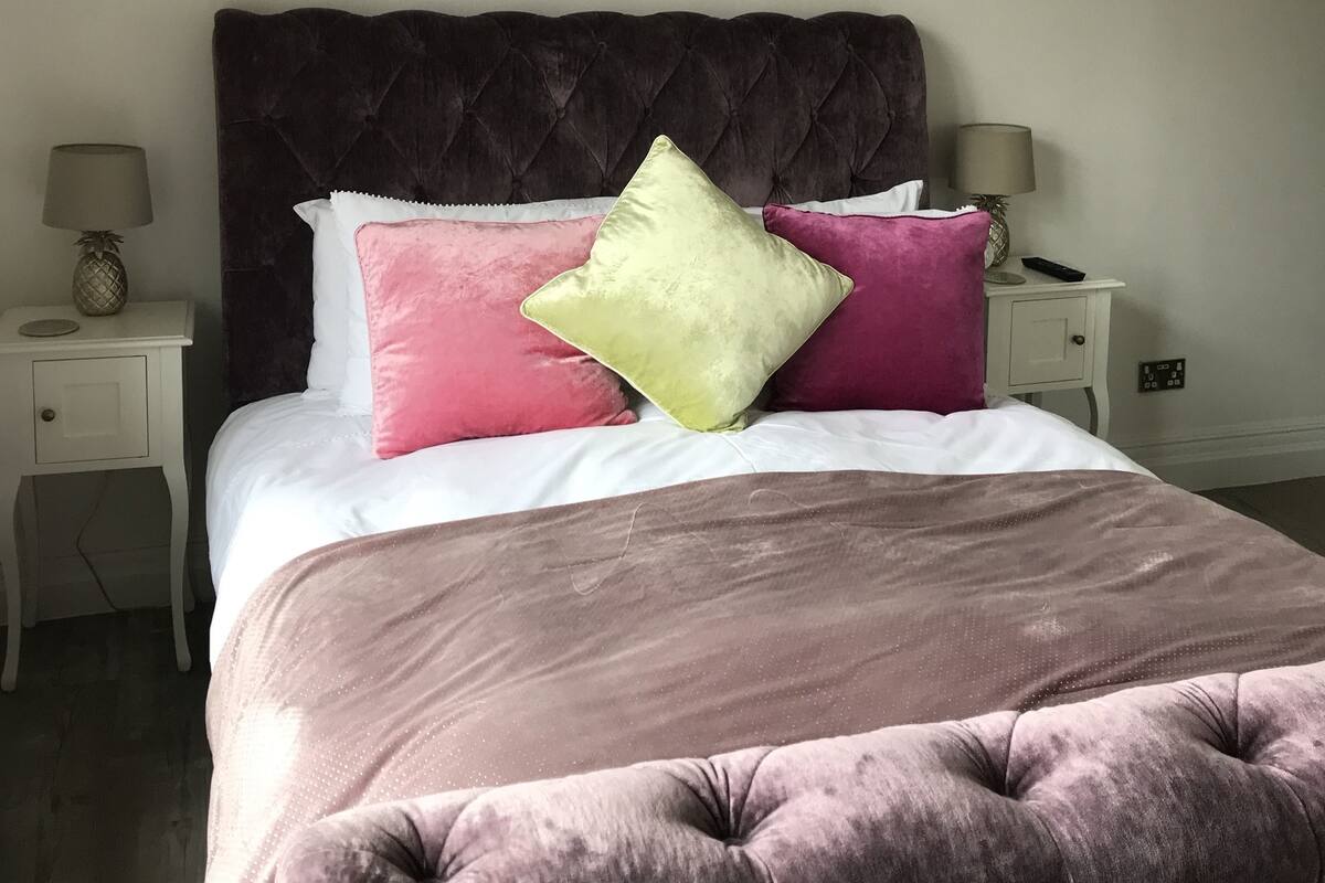 Daisy Room | Egyptian cotton sheets, premium bedding, pillow-top beds