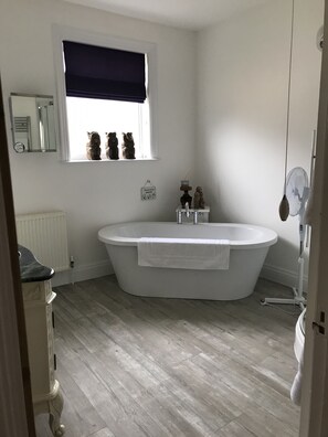 Camera Luxury, 1 letto king, non fumatori | Bagno | Set di cortesia firmato, asciugacapelli, sapone, shampoo