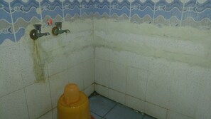 Buồng tắm vòi sen, đồ dùng nhà tắm miễn phí, khăn tắm
