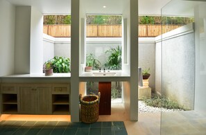 Regadera, amenidades de baño gratuitas, secadora de cabello, pantuflas 
