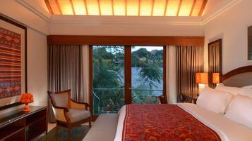 1 Bedroom Suite with Balcony | Brankas dan didekorasi berbeda-beda