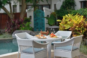 Outdoor pool, sun loungers - Kama Village Sanur (Denpasar)