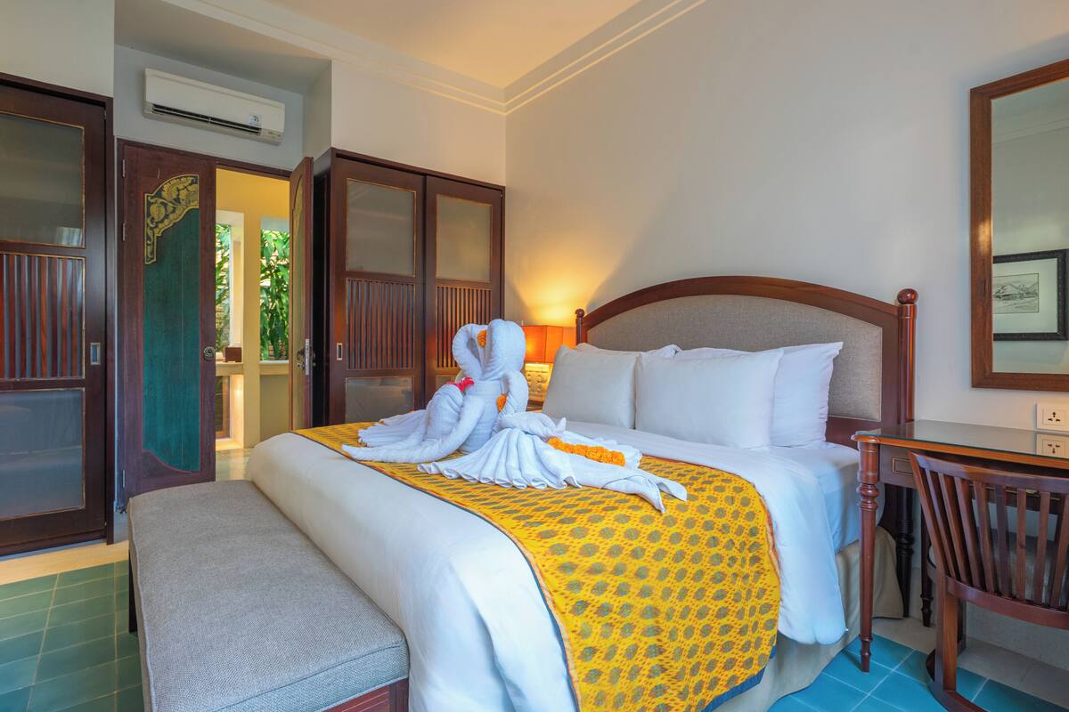 1 Bedroom Suite with Pool Access | 客房內保險箱、書桌、熨斗/熨衣板、免費無線上網