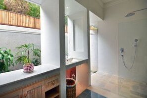 Regadera, amenidades de baño gratuitas, secadora de cabello, pantuflas 