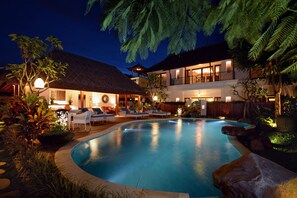 Kolam renang outdoor, dengan kursi berjemur