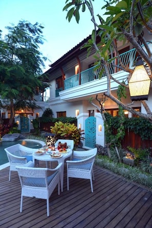 Outdoor dining