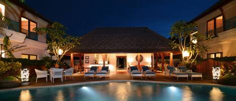 Ulkouima-allas, aurinkotuoleja