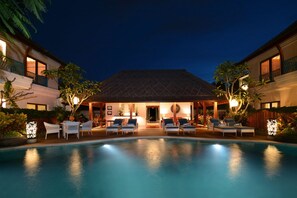 Kolam renang outdoor, dengan kursi berjemur