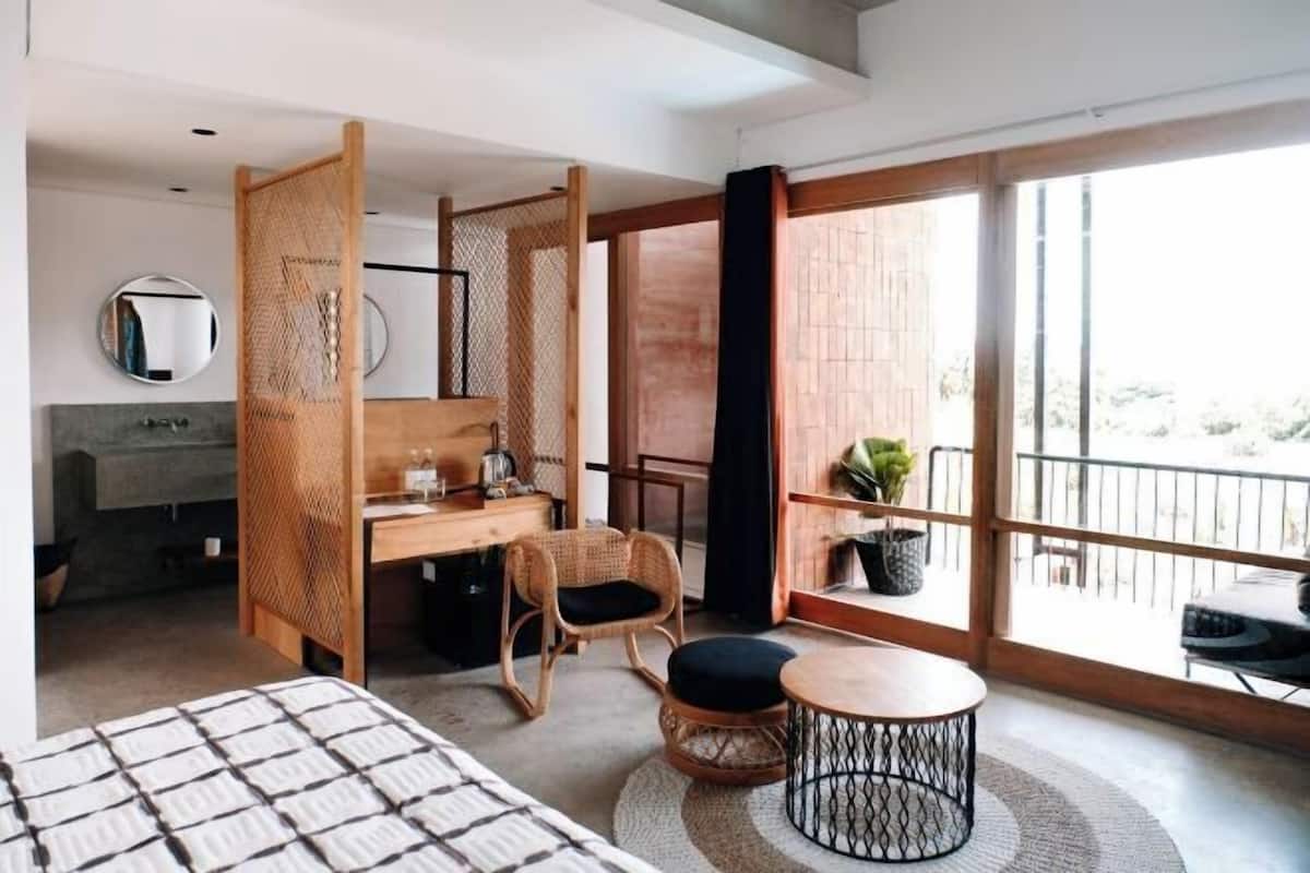 Széf a szobában, íróasztal, ingyenes wifi és ágynemű