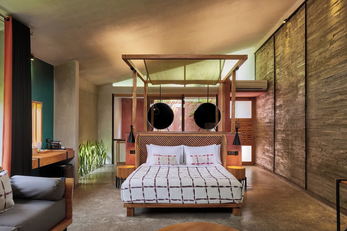 Széf a szobában, íróasztal, ingyenes wifi és ágynemű