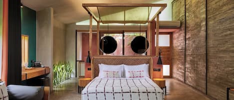 Ein modernes Schlafzimmer mit einem Himmelsbett, einem Holztisch und einer Couch.