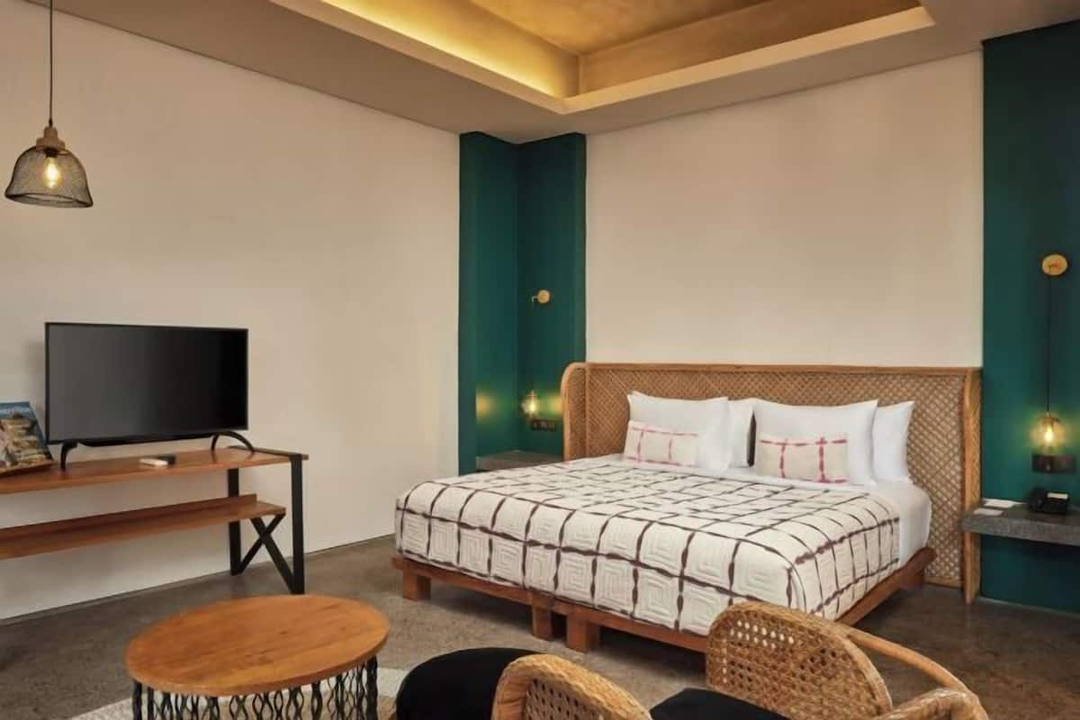 Széf a szobában, íróasztal, ingyenes wifi és ágynemű