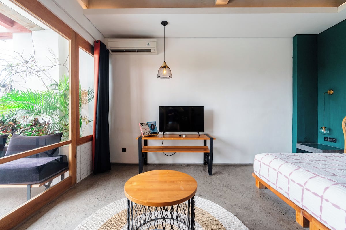 Széf a szobában, íróasztal, ingyenes wifi és ágynemű