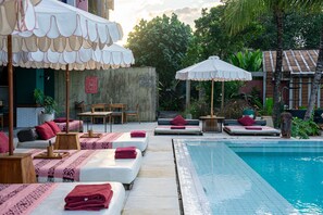 室外游泳池,日光浴躺椅