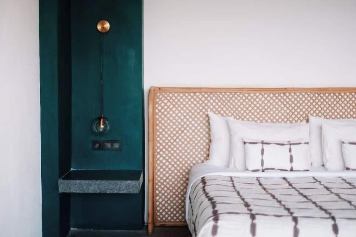 Széf a szobában, íróasztal, ingyenes wifi és ágynemű