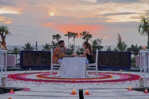 Frukost och lunch serveras, med utsikt mot poolen 