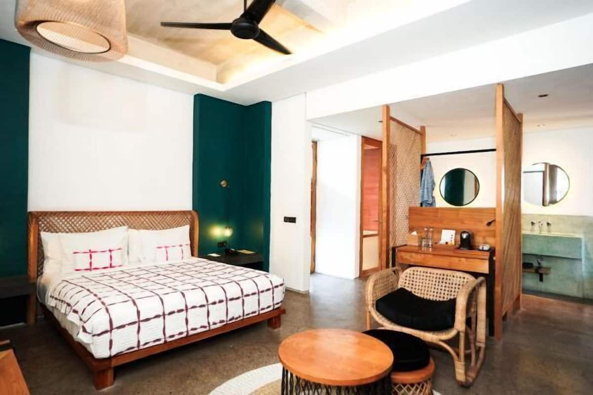 Széf a szobában, íróasztal, ingyenes wifi és ágynemű