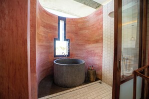 Baignoire et douche séparées, baignoire relaxante profonde, peignoirs