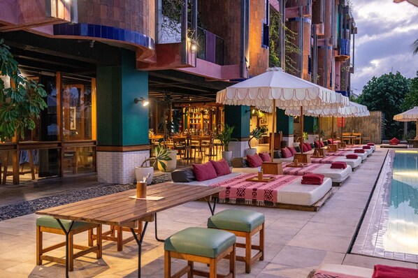 Petit déjeuner, déjeuner et dîner servis sur place, vue sur la piscine