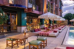 Se sirven desayunos, almuerzos y cenas; junto a la piscina