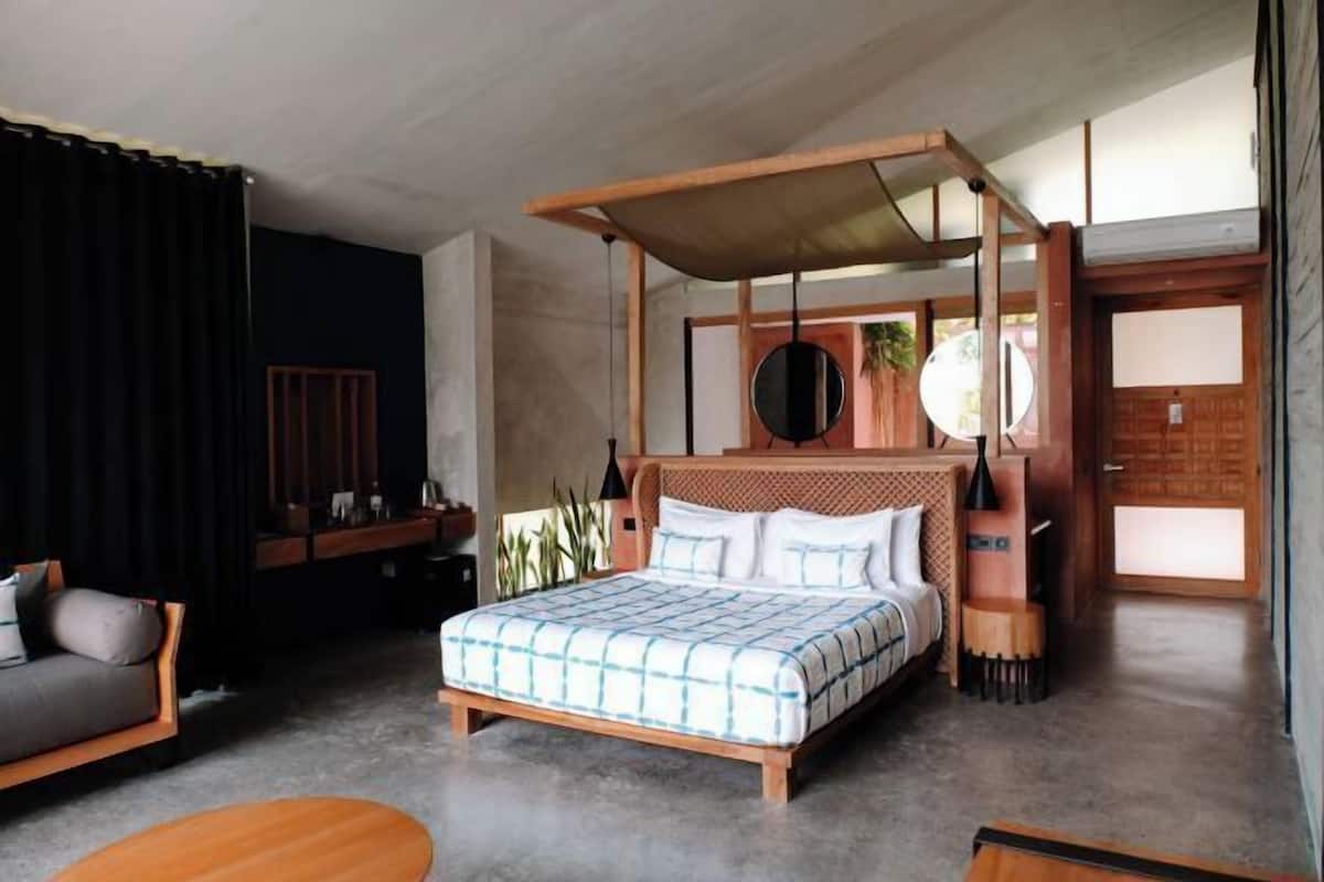 Széf a szobában, íróasztal, ingyenes wifi és ágynemű