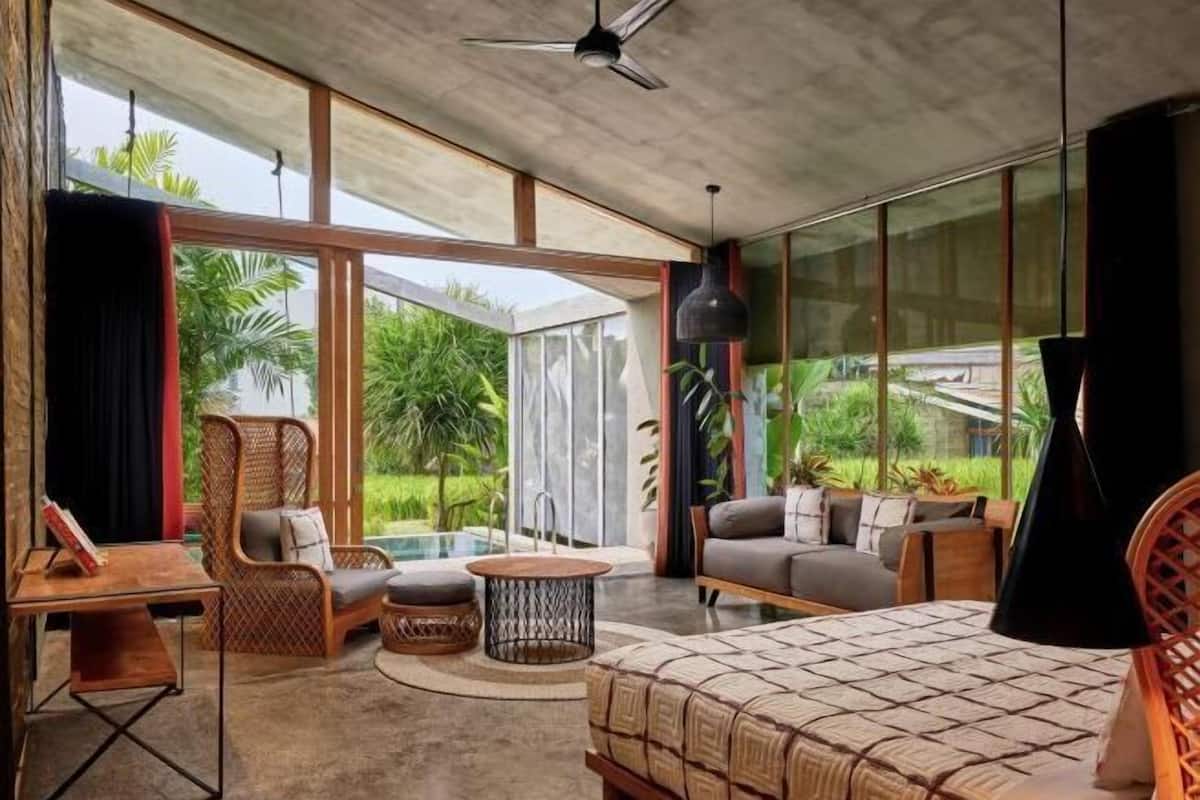 Széf a szobában, íróasztal, ingyenes wifi és ágynemű