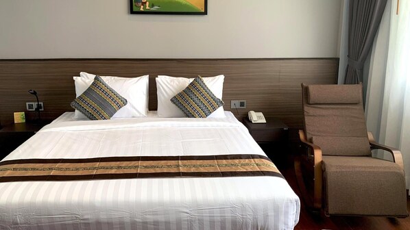 Habitación doble superior, vista al jardín | Caja de seguridad en la habitación, escritorio y cortinas blackout