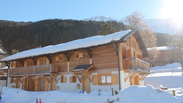 A wooden chalet with a balcony, surrounded by snow and mountains. - Chalet adjoining Les Contamines-Montjoie, sleeps 10 (Les Contamines-Montjoie)