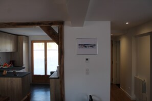 Micro-ondes, lave-vaisselle, cafetière/bouilloire, chaise haute