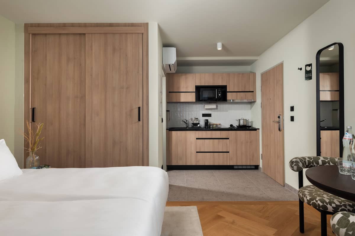 Deluxe-studiolejlighed - balkon | 1 soveværelse, pengeskab på værelset, mørklægningsgardiner